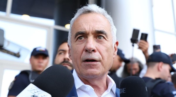 Călin Georgescu, la Înalta Curte de Casație și Justiție a României, cu microfoane în față. Sursa foto: Dumitru Angelescu / Libertatea