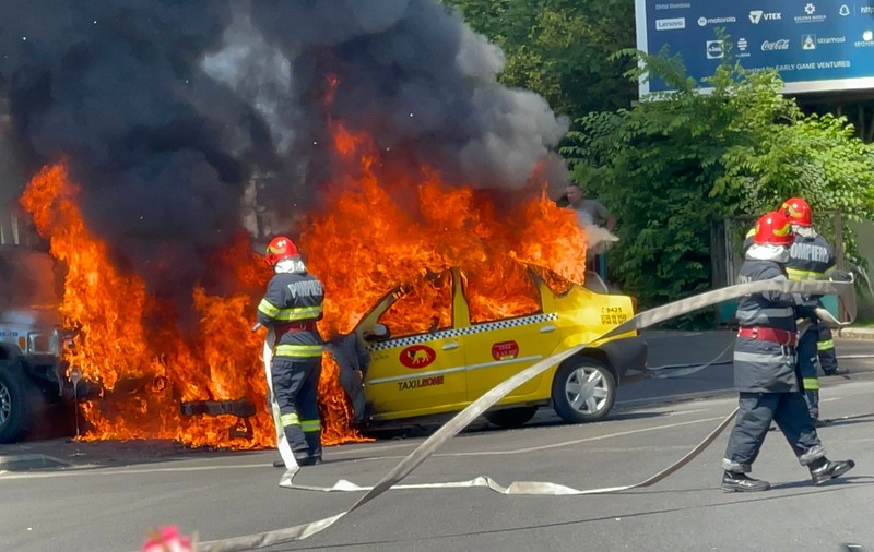 VIDEO. Momentul în care o mașină arde cu flăcări de câțiva metri în nordul Bucureștiului. Șoferul a oprit la timp