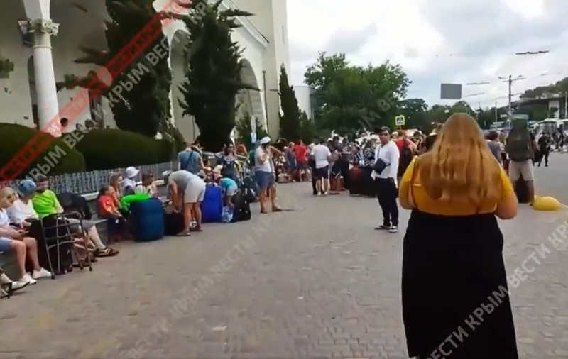 Locuitorii din Crimeea fug spre Rusia în urma exploziilor. Aglomerație în gară și trafic record pe podul către Rusia