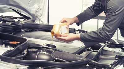 Un mecanic schimba uleiul de motor