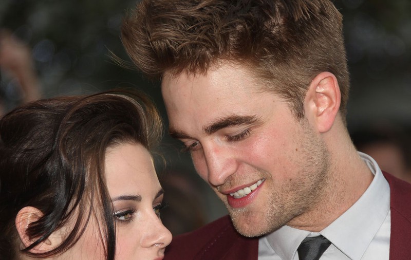 Producătorul seriei Twilight se roagă ca Robert Pattinson şi Kristen Stewart să rămână împreună