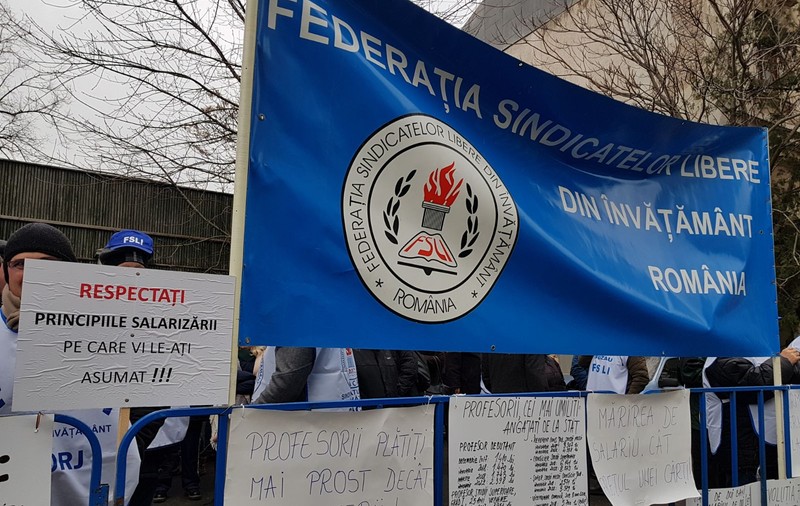 FOTO&VIDEO/ Sindicatele din învățământ protestează în fața Ministerului Muncii