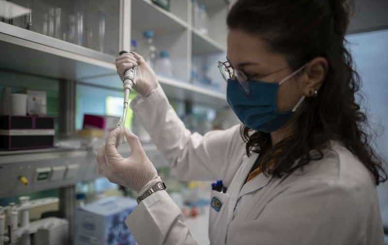 A fost identificată o nouă variantă a coronavirusului, Epsilon, mai rezistentă la vaccinuri decât Delta