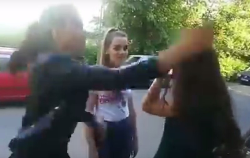 UPDATE. Elevă bătută și umilită de două colege la Ploiești. Victima şi una dintre agresoare, la audieri | VIDEO