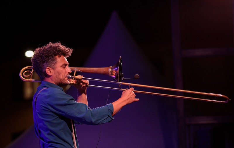 REPORTAJ. Bucuria unui francez venit cu orchestra din linguri, ceasuri și oale în România: „Acasă e dificil să cânți pe stradă, pentru că vine poliția. Sau îmi e furată pălăria cu bacșiș”