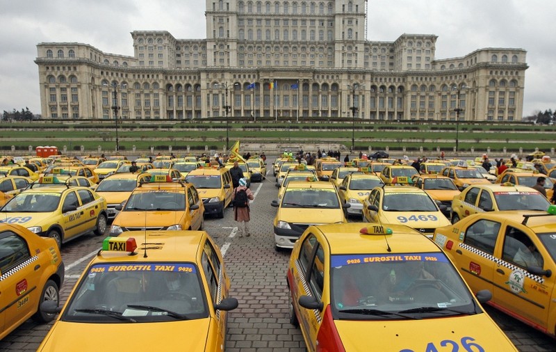 Taximetriştii protestează în Piaţa Constituţiei 