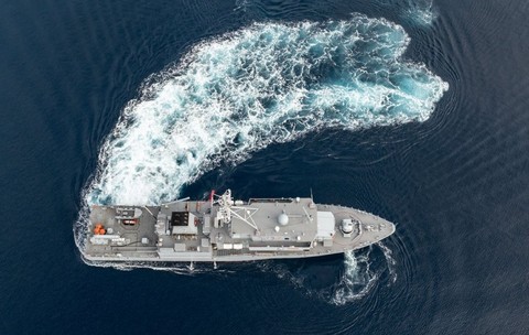 O vedere aeriană a unei nave militare în largul coastei districtului Foca din Izmir, Turcia. Imagine cu caracter ilustrativ. Sursă foto Getty Images.