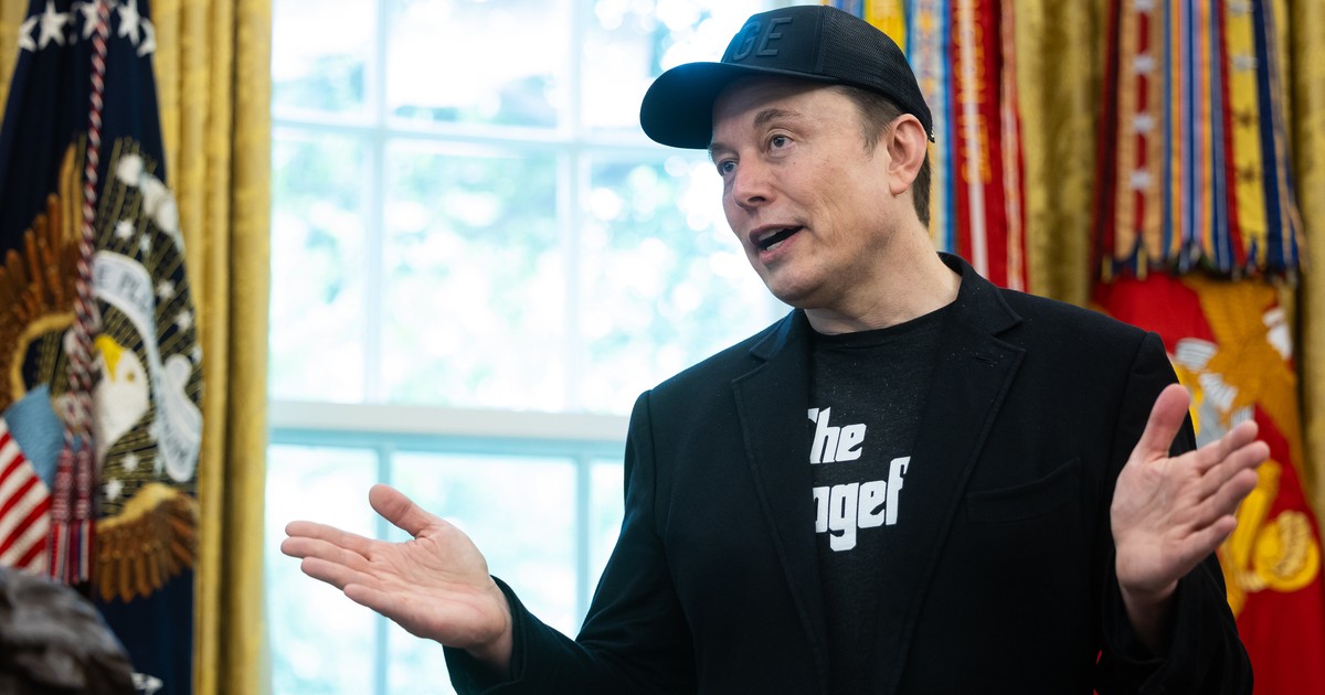Elon Musk surprins gesticulând în Biroul Oval. Miliardarul poartă o șapcă neagră, un sacou și tricou