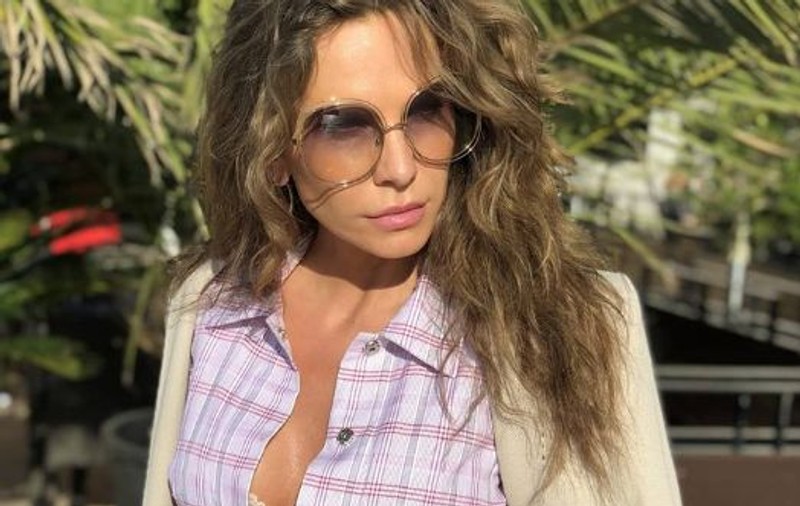 Anna Lesko, topless. Artista a stârnit din nou reacții cu ipostazele în care se afișează