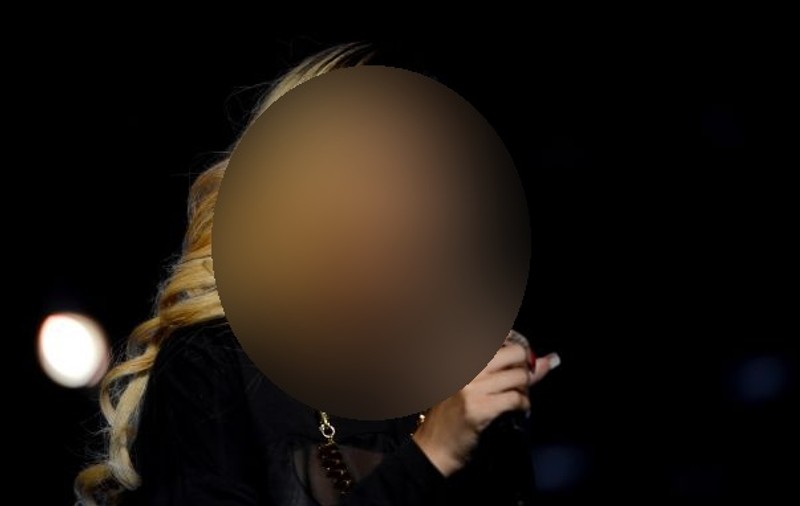 Acuzată de transmiterea HERPESULUI BUCAL. Vezi cine este CELEBRA CÂNTĂREAŢĂ implicată într-un PROCES ABSURD