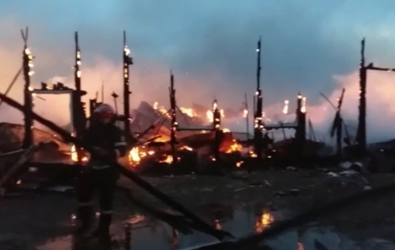 Incendiu în județul Constanța. O hală cu materiale de construcție și furaje a fost distrusă în totalitate, iar un bărbat a suferit arsuri | VIDEO