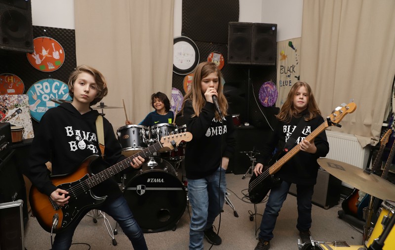 Rock, ședințe și jocuri video! Cum arată o zi de repetiții a trupei Blană Bombă, o trupă rock formată din copii (FOTO)