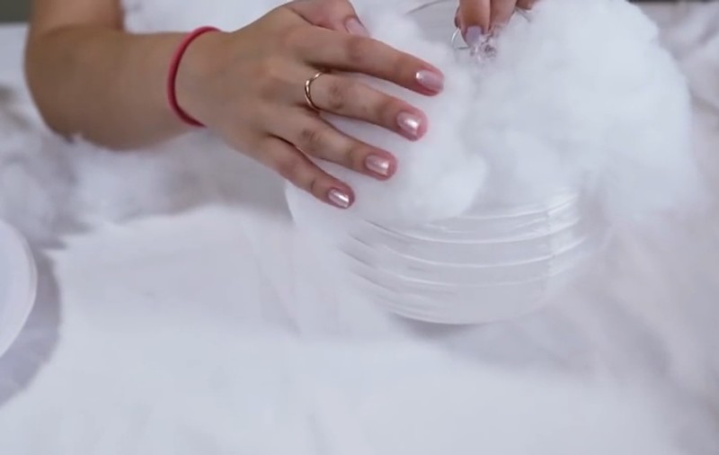 Ce se întâmplă dacă lipești vată pe abajur. Poți să își faci singur un decor ”magic” | VIDEO