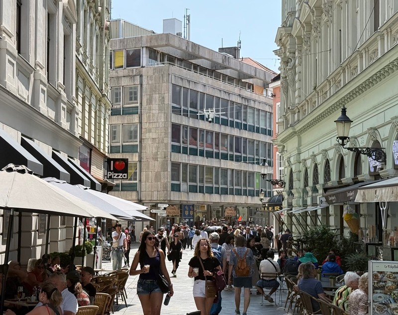Cât plătești pentru un tuns și bărbierit la o frizerie de cartier din Bratislava: buget de restaurant în România
