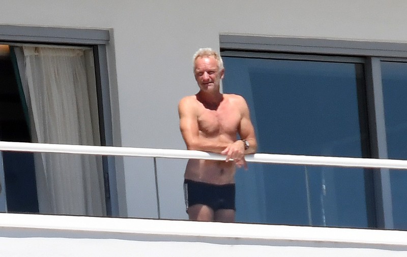Sting arată senzațional la 66 de ani. Și-a etalat corpul plin de mușchi la balcon |FOTO