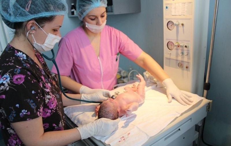 EXCLUSIV. Moașele, introduse în categoriile de personal care vor presta servicii de asistență comunitară