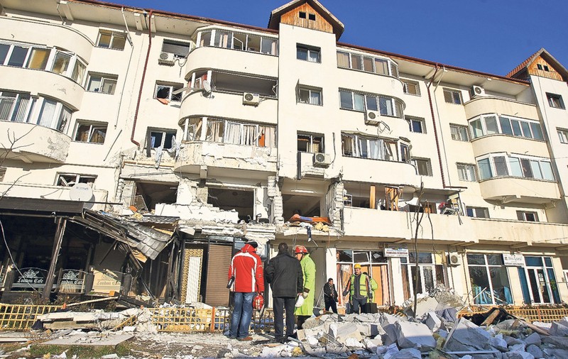 Blocul-fantomă va fi demolat? Experţii minieri în explozii şi criminaliştii au luat la puricat imobilul din Călăraşi devastat de explozie | FOTO