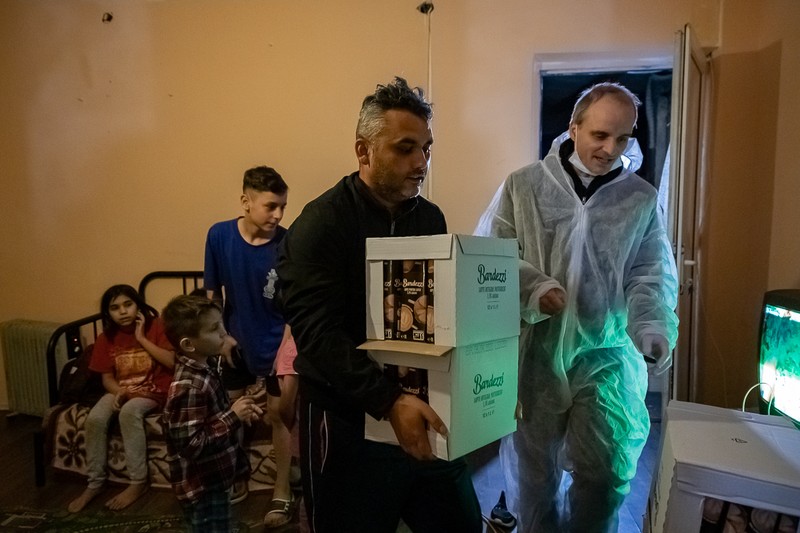 De trei ani, Valentin se ocupă singur de cei 12 copii ai săi