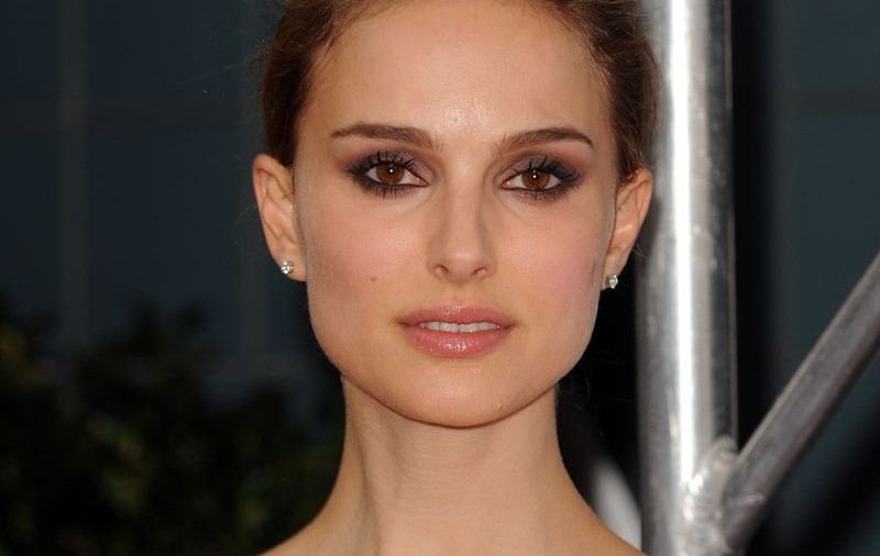 Natalie Portman se luptă cu zombi