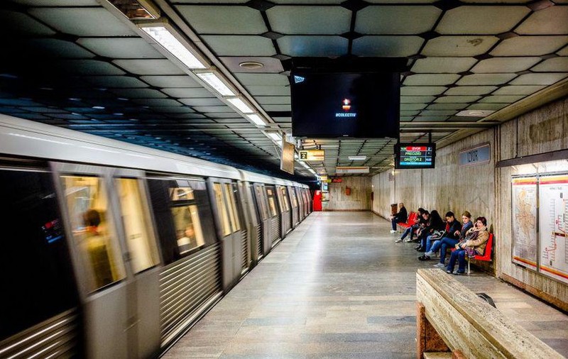 Circulație îngreunată vreme de trei ore la metrou, după ce o persoană a căzut pe șine în stația Basarab