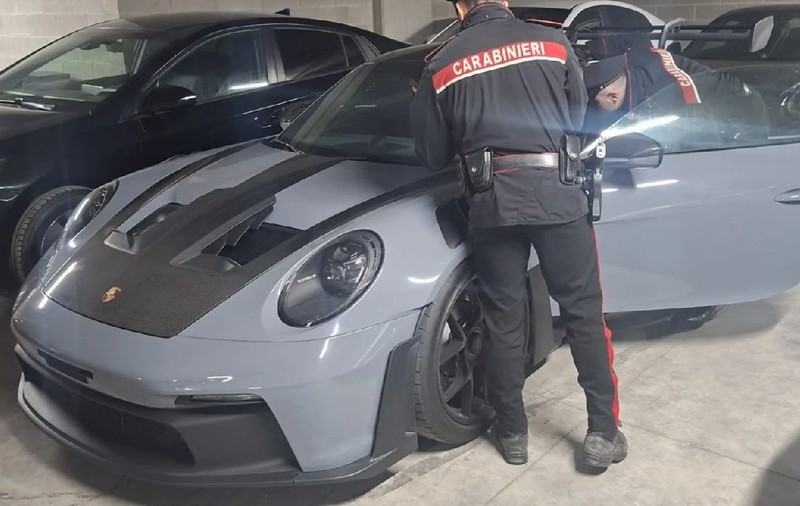 Mai mulți români au ascuns 20 de BMW-uri, Audi și Porsche de aproape 2 milioane de euro într-un garaj din Italia. Mașinile au fost confiscate pe loc