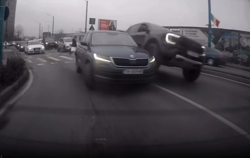 Un șofer din București cu un Ford Raptor a vrut să se urce pe o Skoda, în Timișoara. Polițiștii au văzut filmarea și au dat amenzi de mii de lei