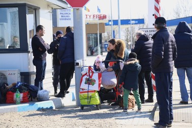 Mamă din Ucraina și copiii ei, la intrarea în Republica Moldova