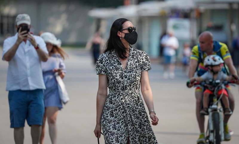 Purtarea măștii pe stradă este voluntară în majoritatea statelorFoto: EPA-EFE/YURI KOCHETKOV