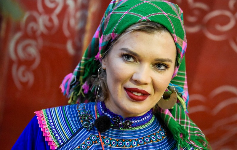 Gina Pistol a primit cadou un costum tradițional vietnamez