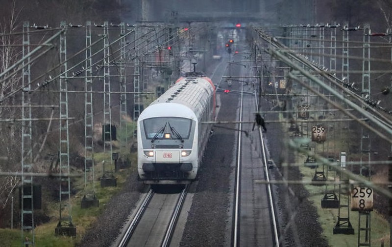 Tren din Germania, oprit și evacuat din cauza unui călător care avea COVID
