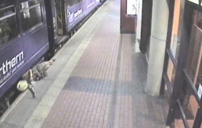CUTREMURĂTOR! Momentul în care o femeie beată cade sub roțile trenului | VIDEO ȘOCANT