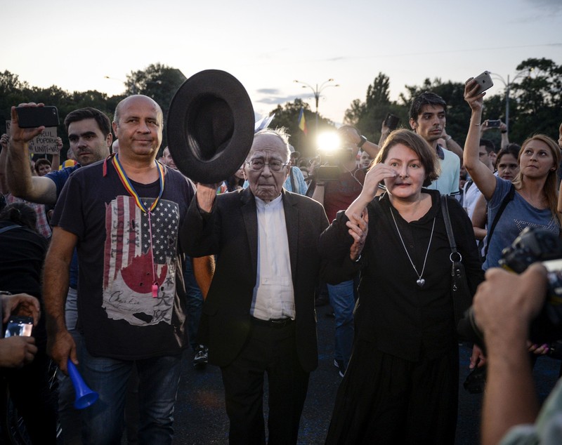 Povestea de dragoste dintre Mihai Șora și Luiza Palanciuc, cu 56 de ani mai tânără decât el. S-au căsătorit în 2014