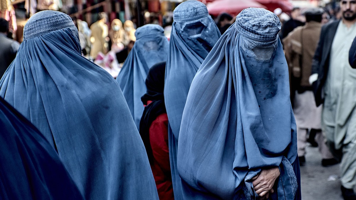 Femei într-o piață din Kabul