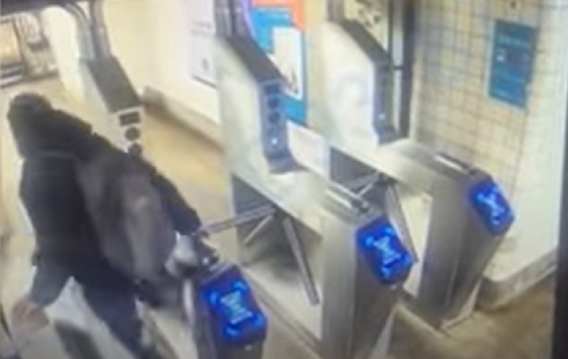 Un bărbat și-a rupt gâtul și a murit pe loc când sărea peste turnichete la metrou, în New York