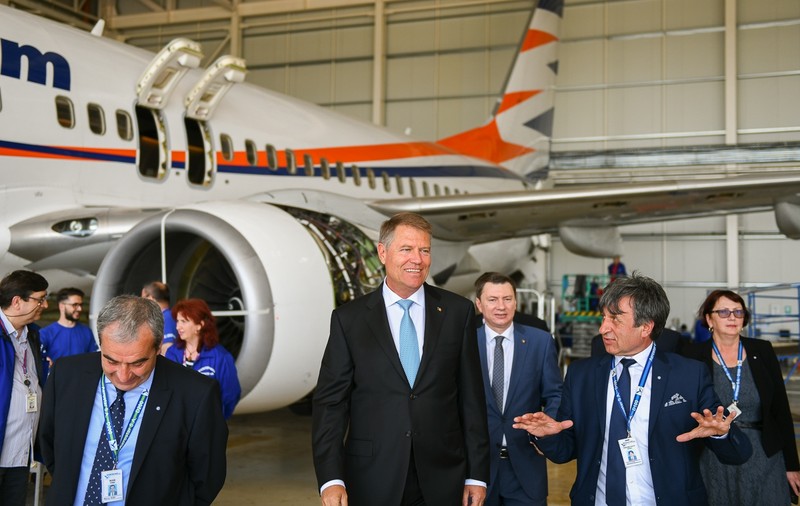 UPDATE. Președintele Klaus Iohannis a vizitat Aerostar SA:  Mi-aş dori să câştige contracte în continuare şi în domeniul militar