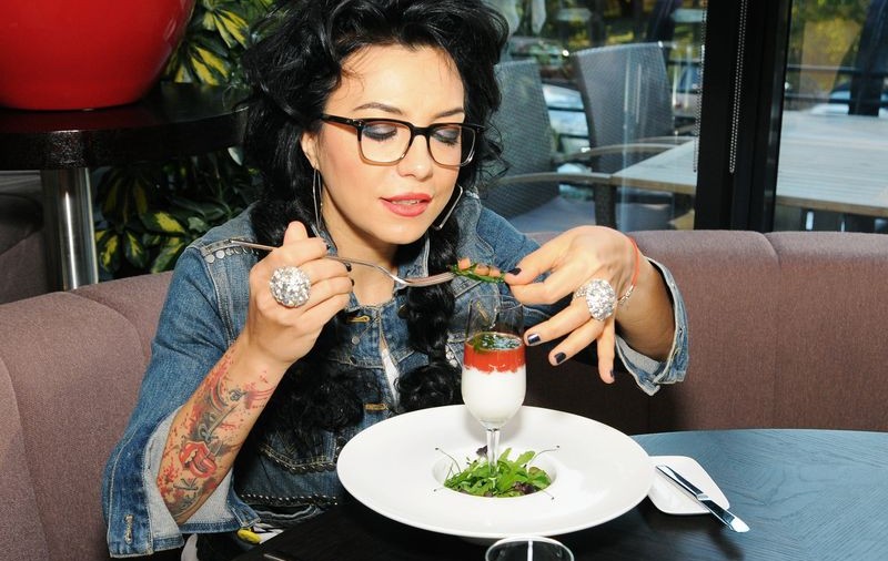 Inedit! DJ Wanda mănâncă salată din paharul de șampanie!
