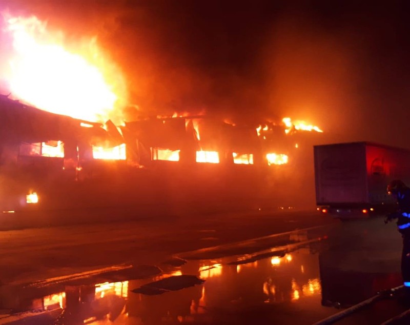 UPDATE: Incendiu violent la cea mai mare fabrică de condimente din România! Flăcările nu au fost stinse nici după 15 ore de la începutul intervenției (FOTO&VIDEO)