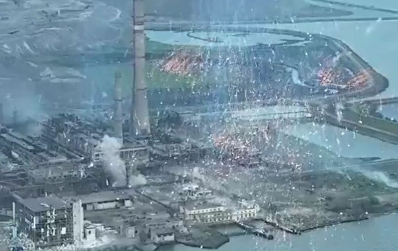 „Iadul a coborât pe pământ”. Rușii sunt acuzați că au folosit bombe cu fosfor la uzina Azovstal. Imagini cu atacul