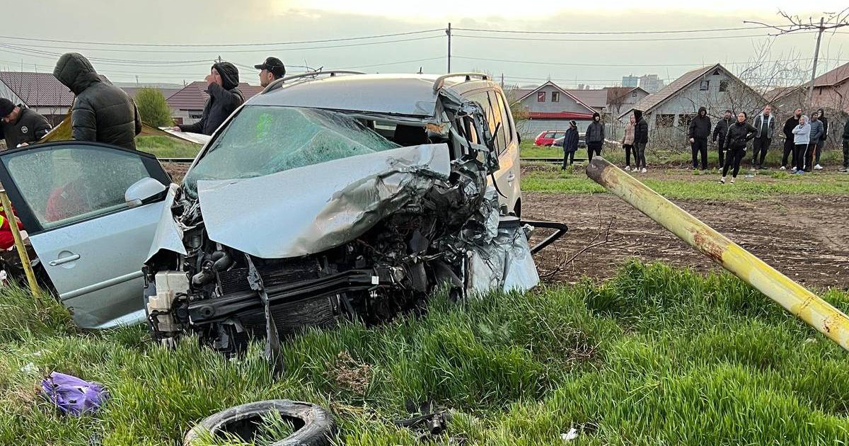 masina de culoare gri dupa un accident rutier, in jurul ei sunt mai multe persoane inclusiv medici