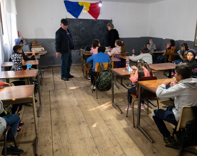 REPORTAJ. Cum a început anul școlar pentru elevii dintr-un sat din nordul Moldovei: romii învață în casă de chirpici, cu WC-ul în curte, românii, în școală cu toalete moderne