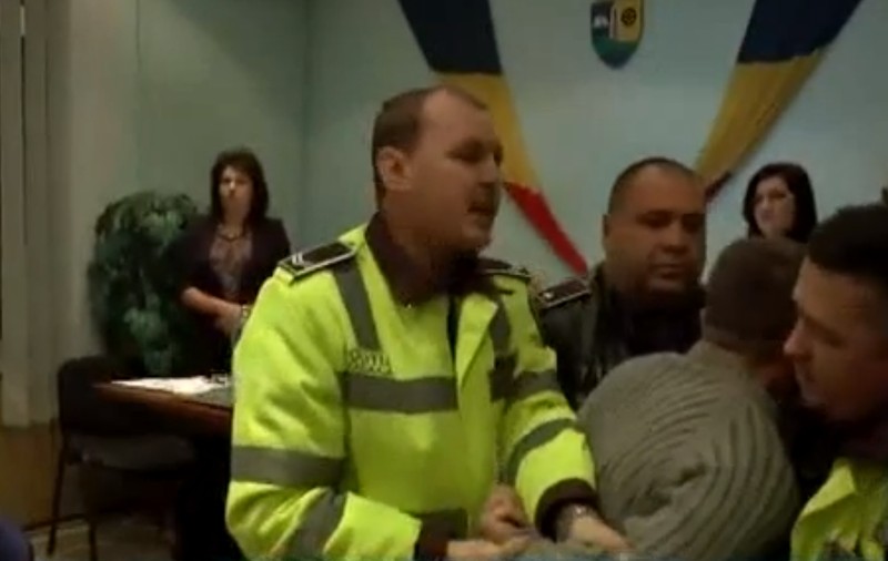 Consilieri locali din Moreni, scoși în cătușe din sala de ședințe a Consiliului Local
