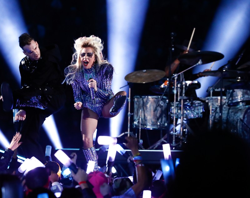 Lady Gaga a făcut spectacol în pauza Super Bowl | GALERIE FOTO