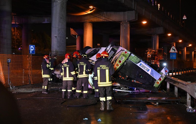 Un autobuz plin cu turiști a căzut de pe o pasarelă peste calea ferată şi a luat foc, lângă Veneţia. Cel puţin 21 de morţi