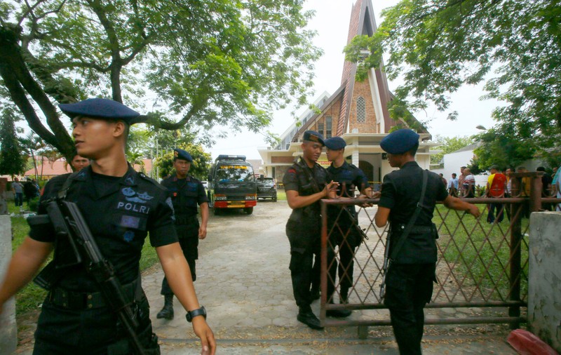 Tentativă de atac terorist într-o biserică din Indonezia. Un bărbat cu dispozitive explozive l-a atacat pe preot
