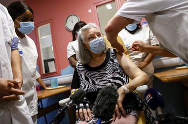 Prima persoană vaccinată în Franța FOTO: EPA