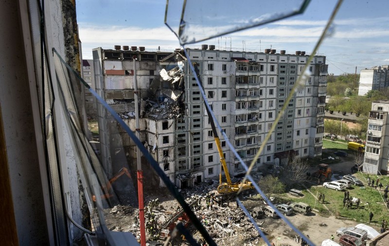 Televiziunea rusă de stat a difuzat imagini cu blocul bombardat din Uman, spunând că e vorba despre un atac al Ucrainei asupra Donbasului