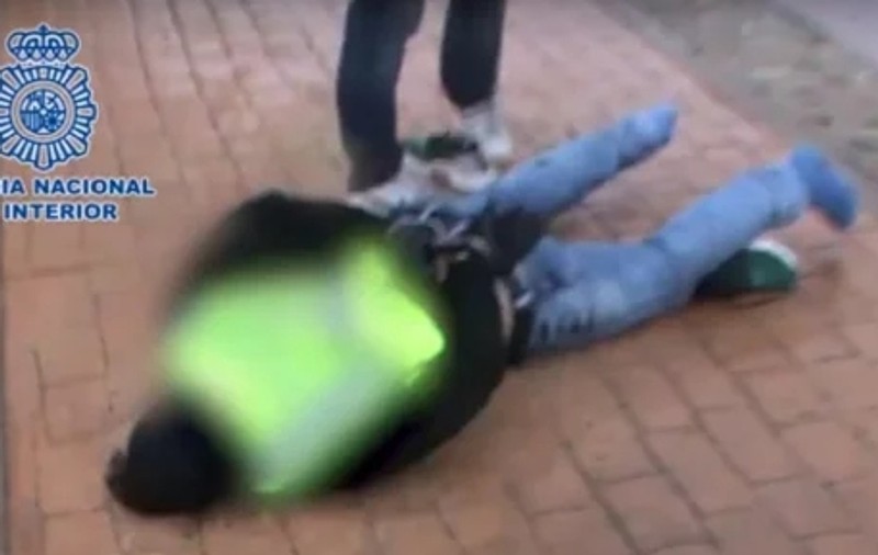 Un român din Spania, care pretindea că este surdo-mut, a fost arestat pentru jafuri pe stradă. Cum proceda