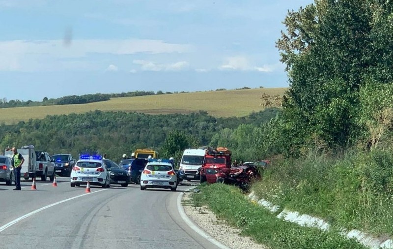 Șoferiță română, între cei trei morți din accidentul cu două Dacii de pe o șosea din Bulgaria, tranzitată de mii de turiști români