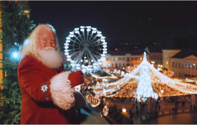 Moș Crăciun ajunge la Târgul de Crăciun din Oradea cu un tramvai festiv. Copiii vor putea să îi înmâneze personal scrisorile cu dorințe