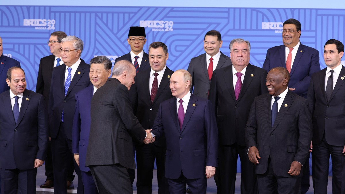 Președintele turc Recep Tayyip Erdogan, președintele iranian Masoud Pezeshkian, președintele egiptean Abdel Fattah al-Sisi, președintele Azerbaidjanului Ilham Aliyev, președintele Belarusului Alexander Lukașenko, președintele Kârgâzstanului Sadyr Caparov, președintele Kazahstanului Kassym-Jomart Tokayev și președintele Chinei Xi Jinping participă la fotografia de grup realizată la cel de-al 16-lea summit BRICS din Kazan, Rusia, pe 24 octombrie 2024, Foto: Profimedia Images